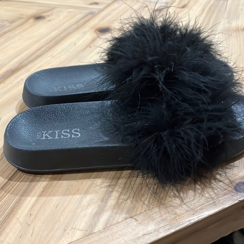 Faux fur fluffy sandal.
